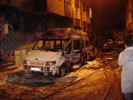 Esenler’de Kundaklanan 3 Araç Alev Alev Yandı
