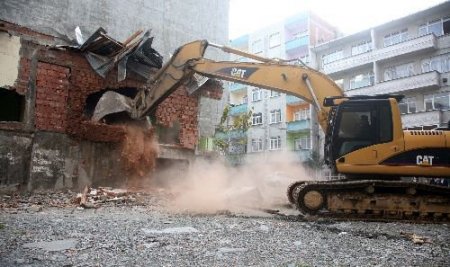 Esenler'de Metruk Binalara Kepçe Vuruluyor