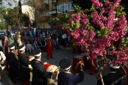 Esenlik Kanalı, Erguvan Ağaçlarıyla Renklendi