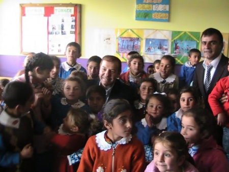 Esenyurt Belediye Başkanı, Kars'ta yaptırdığı okulu unutmuyor