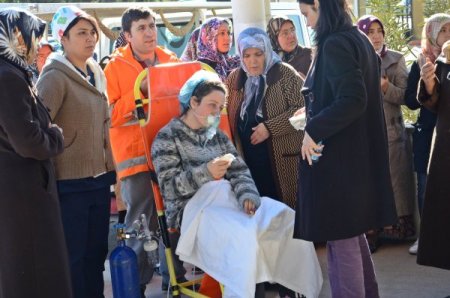 Eşi, sobadan zehirlenen Talip öğretmeni sedye ile son yolculuğuna uğurladı