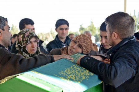 Eşi, sobadan zehirlenen Talip öğretmeni sedye ile son yolculuğuna uğurladı