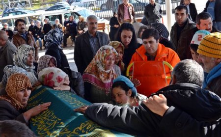 Eşi, sobadan zehirlenen Talip öğretmeni sedye ile son yolculuğuna uğurladı