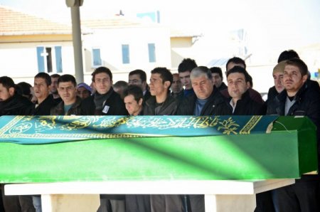 Eşi, sobadan zehirlenen Talip öğretmeni sedye ile son yolculuğuna uğurladı