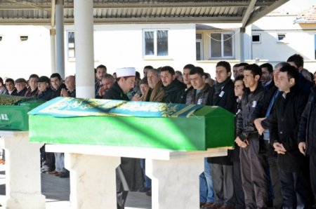Eşi, sobadan zehirlenen Talip öğretmeni sedye ile son yolculuğuna uğurladı