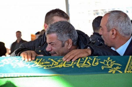 Eşi, sobadan zehirlenen Talip öğretmeni sedye ile son yolculuğuna uğurladı