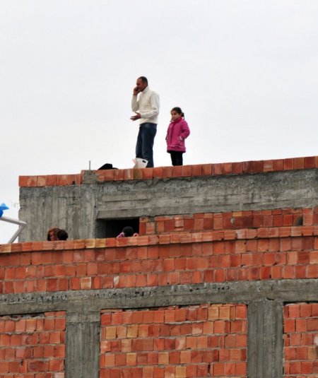 Eşi boşanmak isteyen adam çatıya çıktı, kızı üşüyünce eylemden vazgeçti
