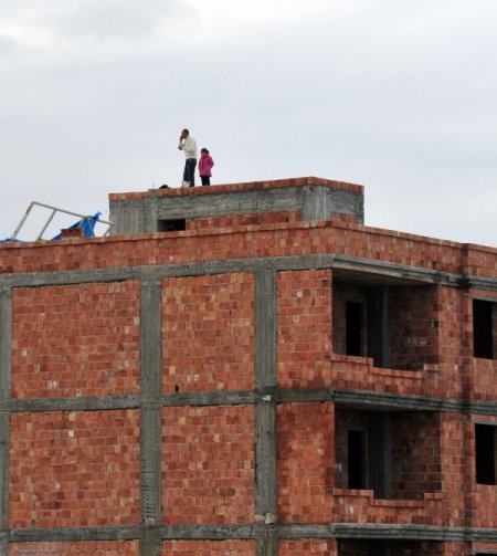 Eşi boşanmak isteyen adam çatıya çıktı, kızı üşüyünce eylemden vazgeçti