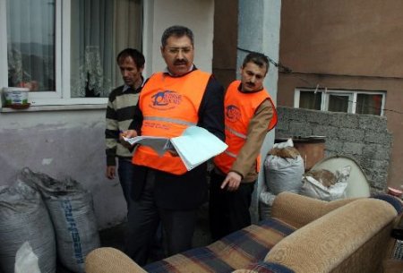 Eşi Felç Geçiren Çaresiz Babaya, Kimse Yok Mu Derneği Sahip Çıktı