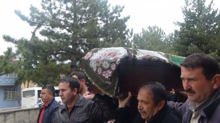 Eşi tarafından hastane bahçesinde öldürülen hemşire toprağa verildi