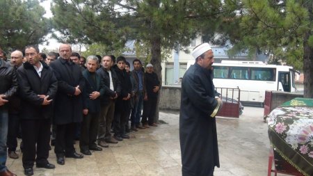 Eşi tarafından hastane bahçesinde öldürülen hemşire toprağa verildi