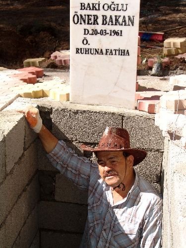 Eşi Ve Kendisi İçin İki Katlı Lüks Mezar Yaptırdı