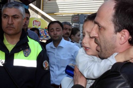 Eşini Bıçaklayan Saldırganı Esnafın Elinden Polis Kurtardı