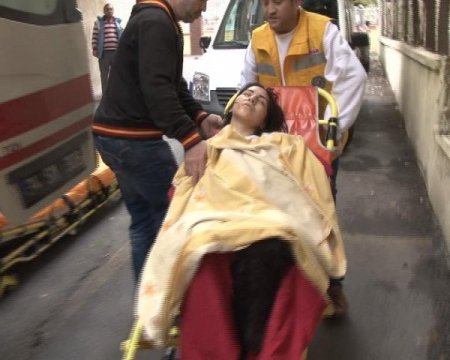 Eşini çocuklarının gözleri önünde bıçakladı