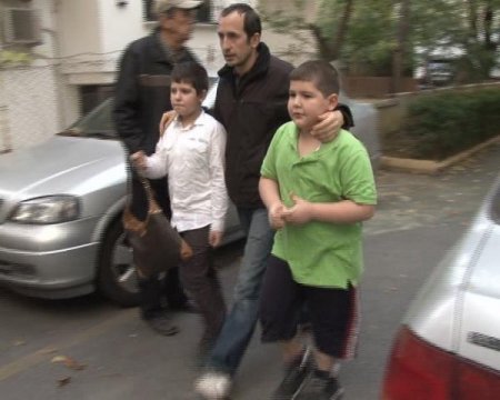 Eşini çocuklarının gözleri önünde bıçakladı