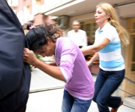 Eşini kaçıran kardeşini sokak ortasında bıçaklayarak öldürdü