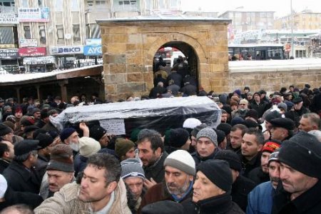 Eşini Öldürdükten Sonra İntihar Eden Murat Şenyürek Yozgat'ta Toprağa Verildi