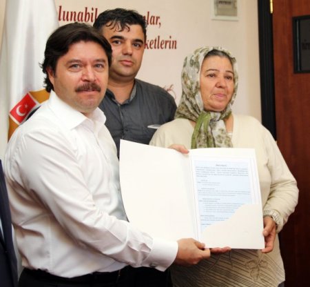 Eşinin Adını Yaşatmak İçin Okul Yaptırıyor