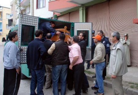 Eşinin Boğazını Kestiği İddia Edilen Koca Tutuklandı