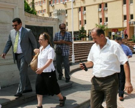 Eşinin Sınır Dışı Edilmesi İçin Eylem Yapmaya Kalktı