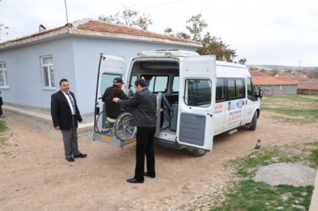 Eşinin terk ettiği felçli vatandaşa 30 yıldır yengesi bakıyor