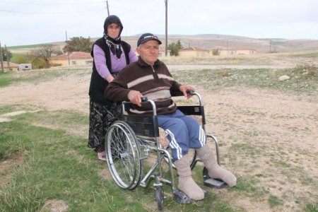 Eşinin terk ettiği felçli vatandaşa 30 yıldır yengesi bakıyor