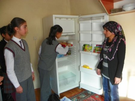 Eşinin terk ettiği iki çocuklu kadına İlkokul öğrencileri sahip çıktı