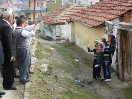 Eşinin terk ettiği iki çocuklu kadına İlkokul öğrencileri sahip çıktı