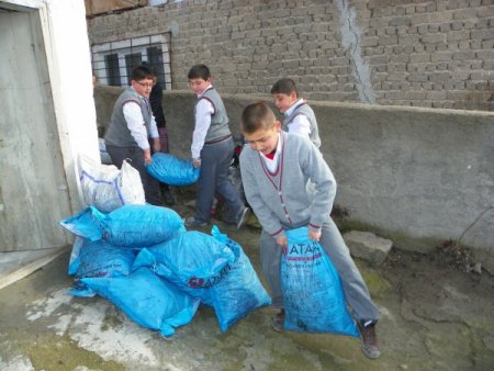 Eşinin terk ettiği iki çocuklu kadına İlkokul öğrencileri sahip çıktı
