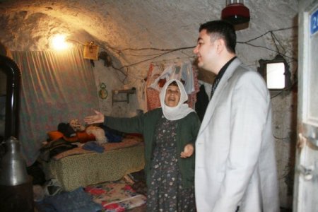 Eşinin Terk Ettiği Yaşlı Kadına Kaymakam Sahip Çıktı