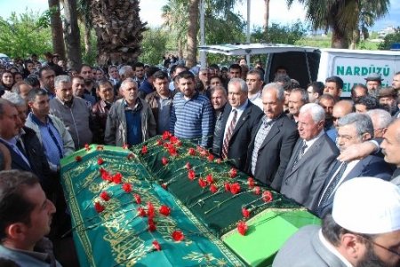 Eşiyle birlikte evinde ölü bulunan eski belediye başkanı toprağa verildi