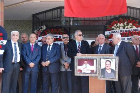 Eşiyle birlikte evinde ölü bulunan eski belediye başkanı toprağa verildi