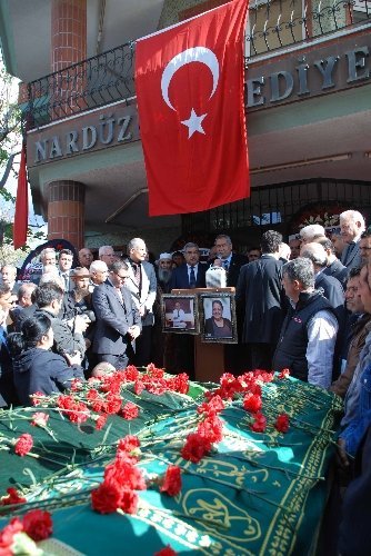 Eşiyle birlikte evinde ölü bulunan eski belediye başkanı toprağa verildi