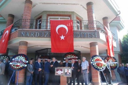 Eşiyle birlikte evinde ölü bulunan eski belediye başkanı toprağa verildi