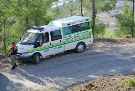 Eşiyle ilişkisi olduğunu iddia ettiği eski iş arkadaşını öldürdü
