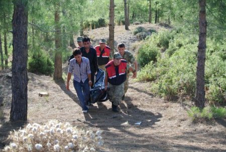 Eşiyle ilişkisi olduğunu iddia ettiği eski iş arkadaşını öldürdü
