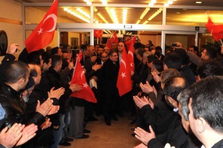 Eski Bakan'ı hemşehrileri tezahüratlarla karşıladı