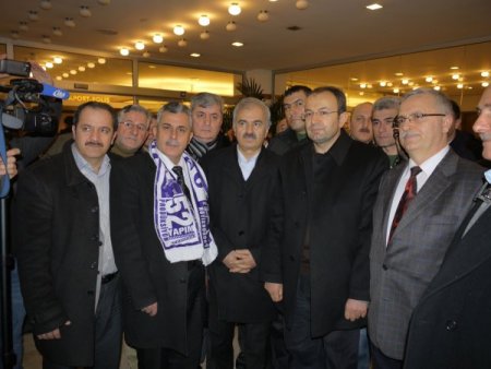 Eski Bakan'ı hemşehrileri tezahüratlarla karşıladı