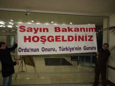 Eski Bakan'ı hemşehrileri tezahüratlarla karşıladı