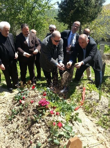 Eski bakanlardan Şahin’in mezarına Batum’dan toprak getirdiler