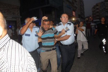 Eski Eşini Başına Silah Dayayarak Rehin Aldı, Polis Müdürünü Bıçakladı