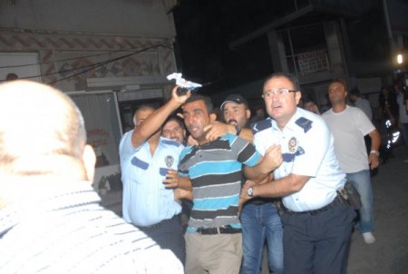 Eski Eşini Başına Silah Dayayarak Rehin Aldı, Polis Müdürünü Bıçakladı