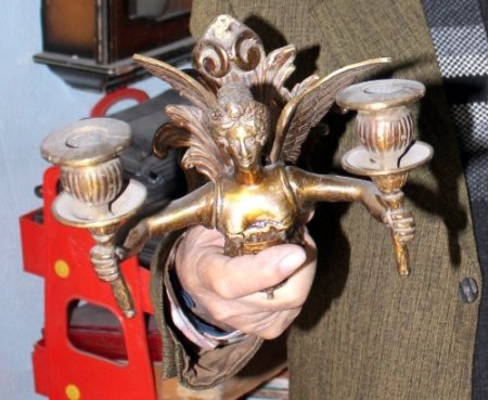 Eski eşyalara duyduğu hayranlığı meslek haline getirdi