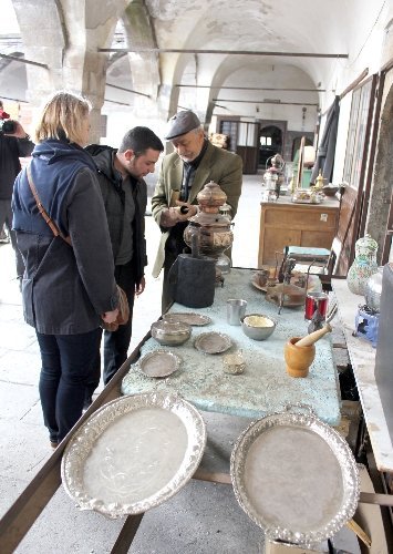 Eski eşyalara duyduğu hayranlığı meslek haline getirdi