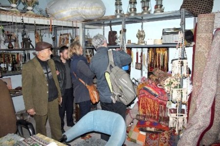 Eski eşyalara duyduğu hayranlığı meslek haline getirdi