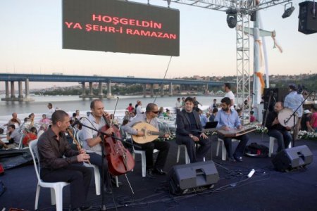 Eski Galata Köprüsü’nde 15 Bin Kişiye İftar