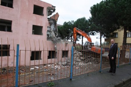 Eski hastanenin yıkım işlemleri başladı