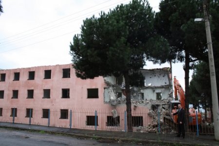 Eski hastanenin yıkım işlemleri başladı