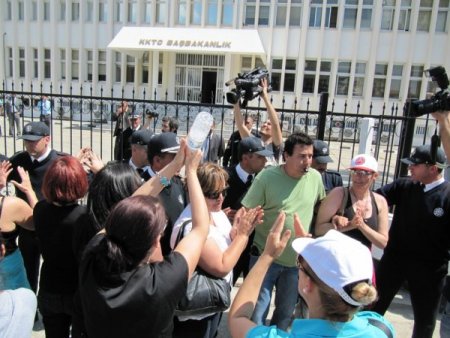 Eski Kthy Çalışanları Bakanlar Kurulu Toplantısını Basmaya Çalıştı