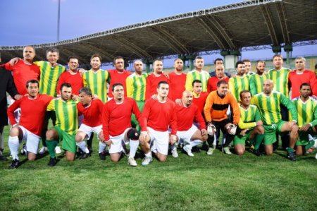 Eski milli futbolcular, dostluk maçında rakiplerine acımadı: 4-0